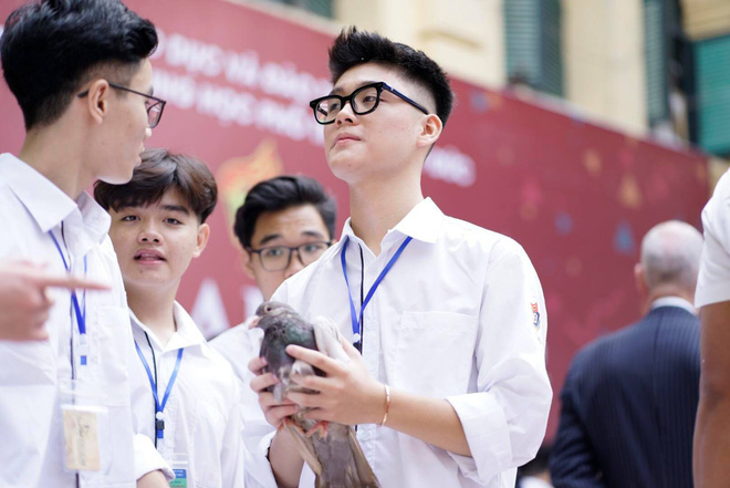 Ngôi trường THPT ở Hà Nội được khen ngợi hết lời vì thả chim bồ câu thay vì thả bóng bay ngày khai giảng để tránh ô nhiễm môi trường-16