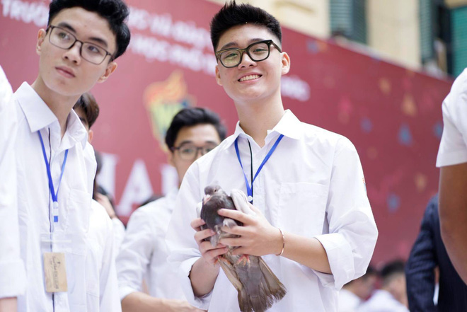 Ngôi trường THPT ở Hà Nội được khen ngợi hết lời vì thả chim bồ câu thay vì thả bóng bay ngày khai giảng để tránh ô nhiễm môi trường-17