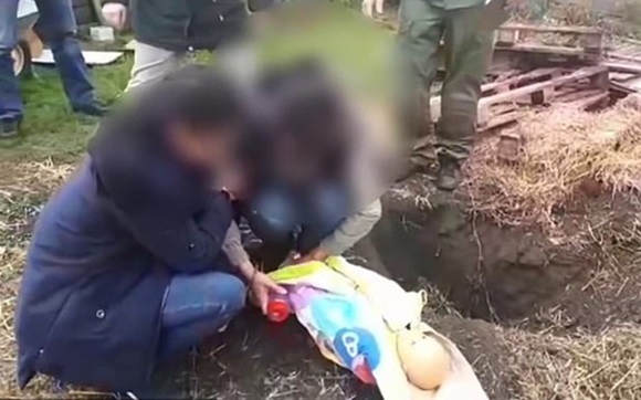 Không đủ tiền mua thức ăn, bà mẹ cùng quẫn thắt cổ con rồi chôn xác phi tang vì nghĩ chết rồi sẽ không còn khóc vì đói nữa-1