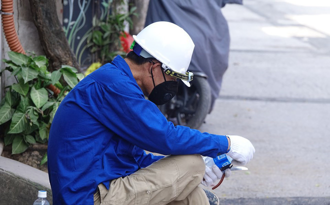 Sáng nay, hiện trường vụ cháy Rạng Đông được phủ bạt để chống hơi thủy ngân phát tán-1