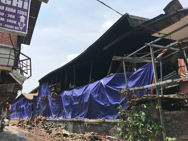 Sáng nay, hiện trường vụ cháy Rạng Đông được phủ bạt để chống hơi thủy ngân phát tán-2