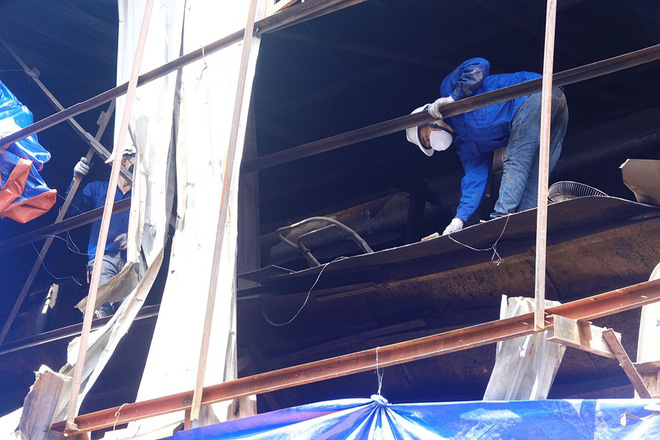 Sáng nay, hiện trường vụ cháy Rạng Đông được phủ bạt để chống hơi thủy ngân phát tán-5