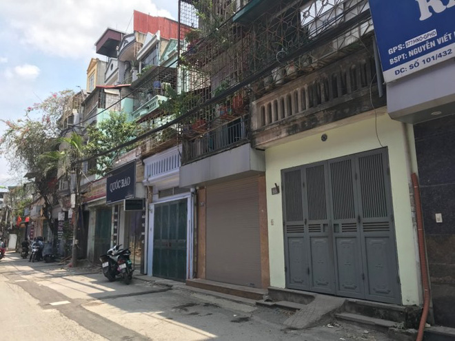 Sáng nay, hiện trường vụ cháy Rạng Đông được phủ bạt để chống hơi thủy ngân phát tán-10