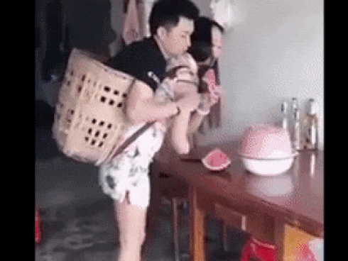 Khoảnh khắc mặn nồng của đôi khuyết tật Trung Quốc trước khi chia tay-1