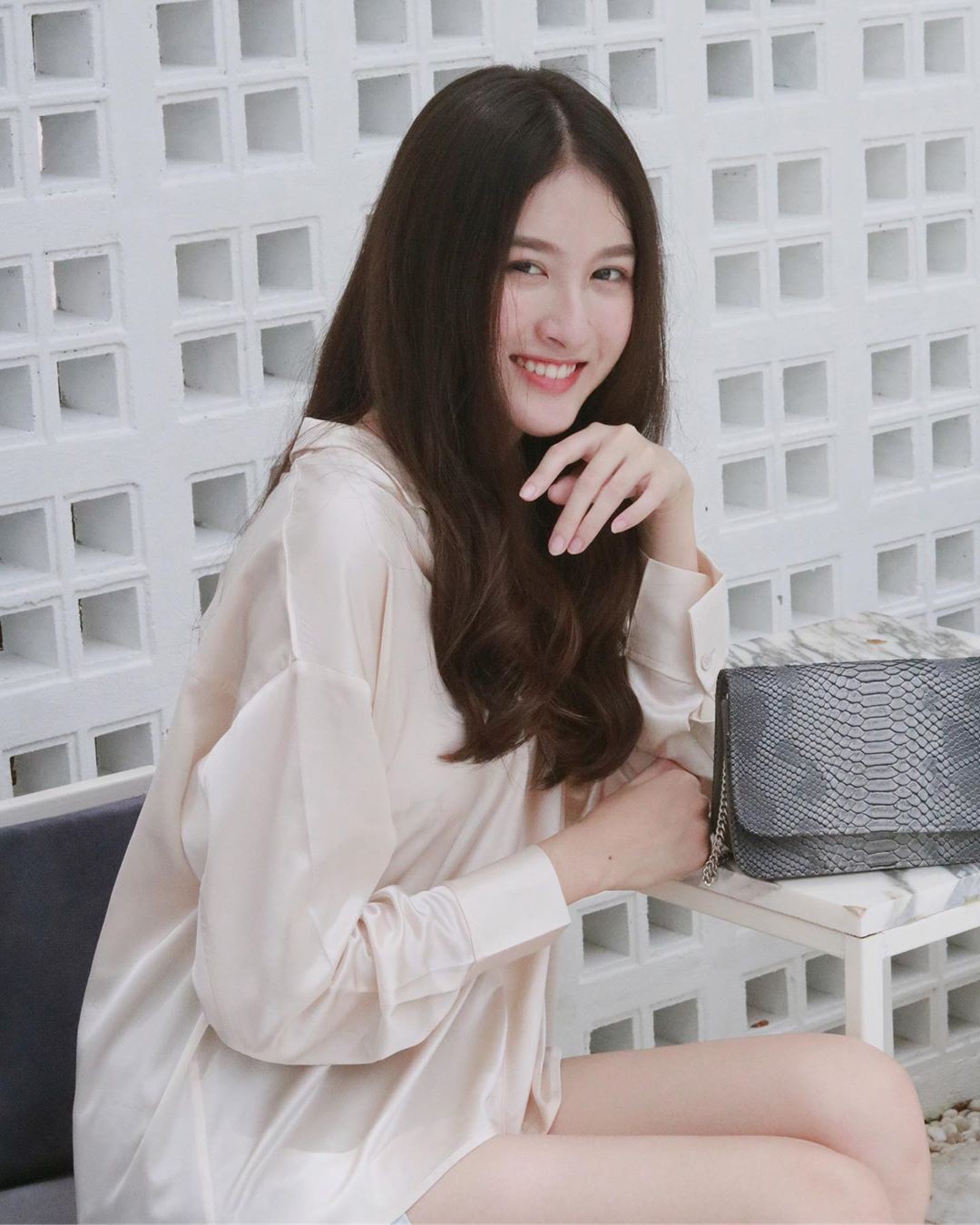 Đây chính là mẫu áo hot hit bạn cần sắm nhất thu này vì mặc kiểu gì cũng đẹp và sang hết nấc-7