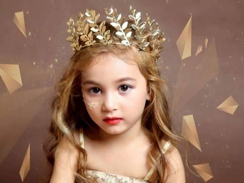 Mẫu nhí Việt catwalk như xiếc, lộn nhào trên sàn diễn quốc tế-1