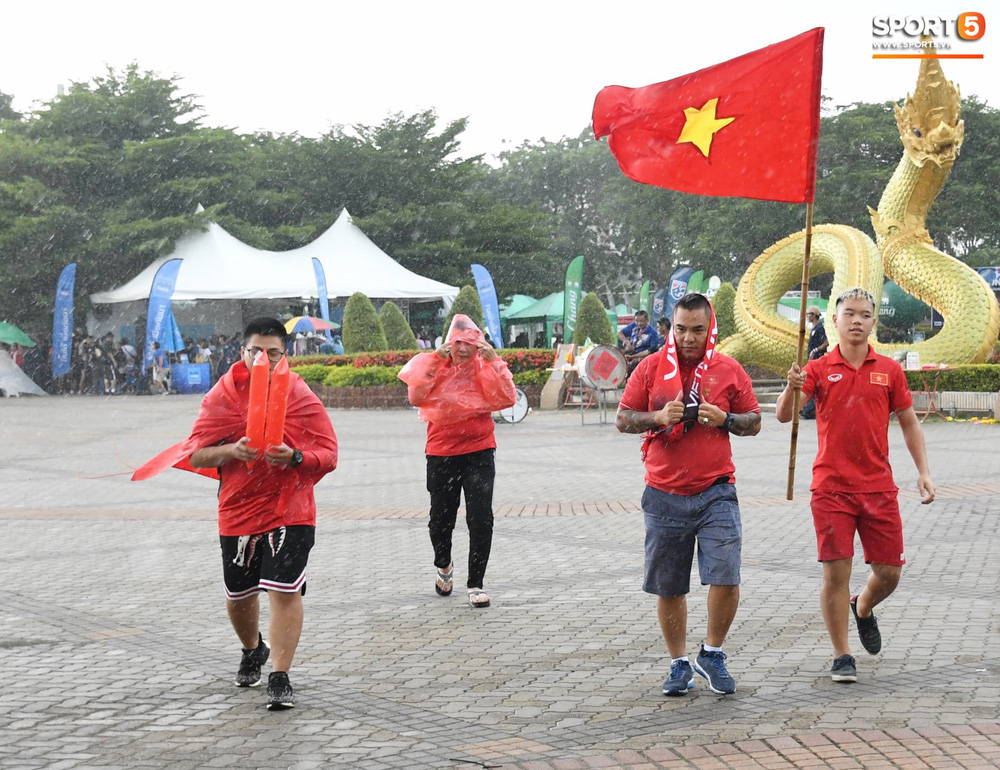 Hiệp một kết thúc với tỷ số hòa không bàn thắng, CĐV Việt Nam thở phào trước hàng loạt pha hãm thành của Thái Lan-43