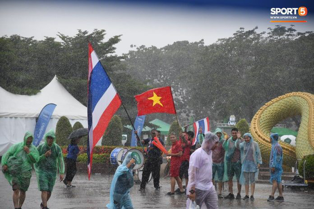 Hiệp một kết thúc với tỷ số hòa không bàn thắng, CĐV Việt Nam thở phào trước hàng loạt pha hãm thành của Thái Lan-42