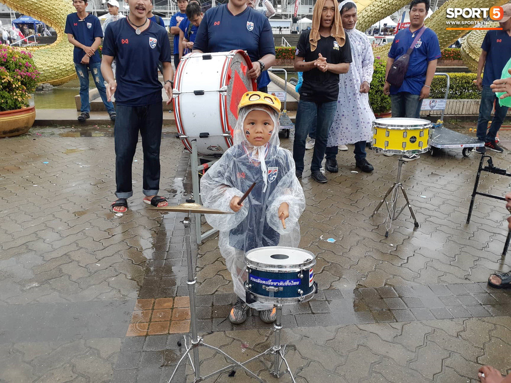 Hiệp một kết thúc với tỷ số hòa không bàn thắng, CĐV Việt Nam thở phào trước hàng loạt pha hãm thành của Thái Lan-46