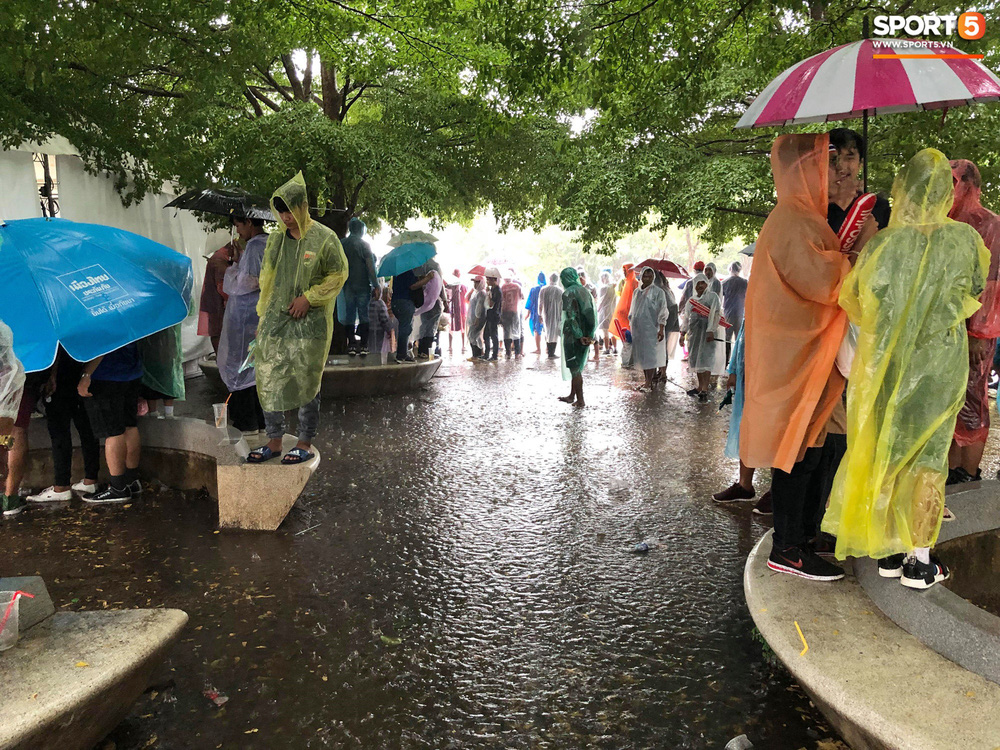 Hiệp một kết thúc với tỷ số hòa không bàn thắng, CĐV Việt Nam thở phào trước hàng loạt pha hãm thành của Thái Lan-47