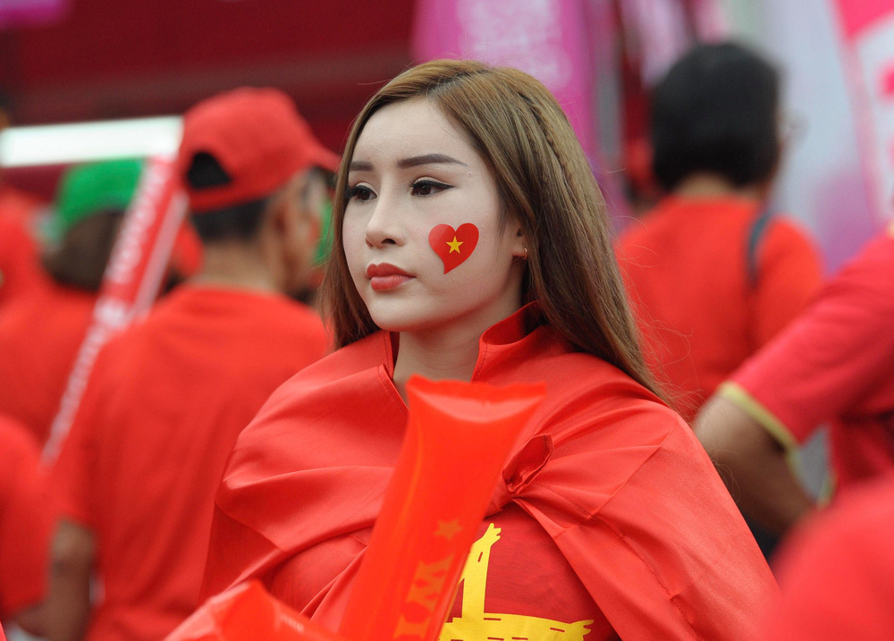 Hiệp một kết thúc với tỷ số hòa không bàn thắng, CĐV Việt Nam thở phào trước hàng loạt pha hãm thành của Thái Lan-54