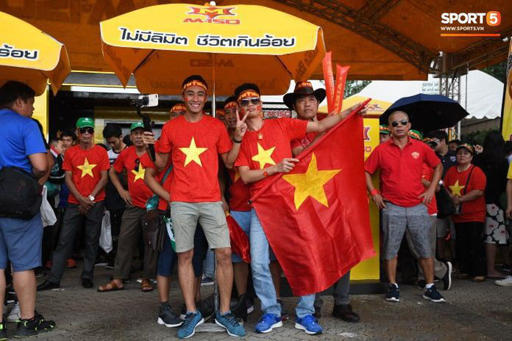 Hiệp một kết thúc với tỷ số hòa không bàn thắng, CĐV Việt Nam thở phào trước hàng loạt pha hãm thành của Thái Lan-44