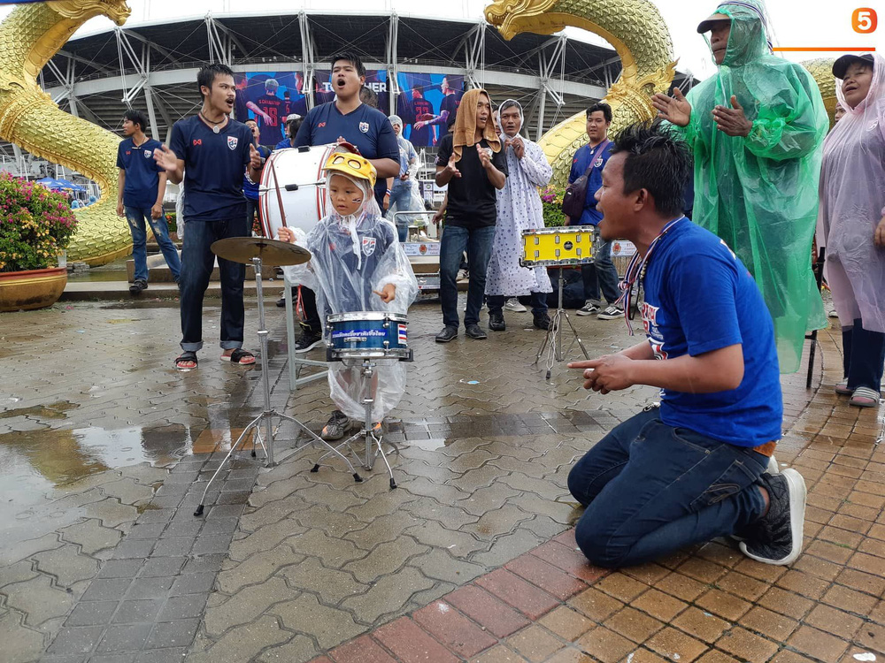 Hiệp một kết thúc với tỷ số hòa không bàn thắng, CĐV Việt Nam thở phào trước hàng loạt pha hãm thành của Thái Lan-45