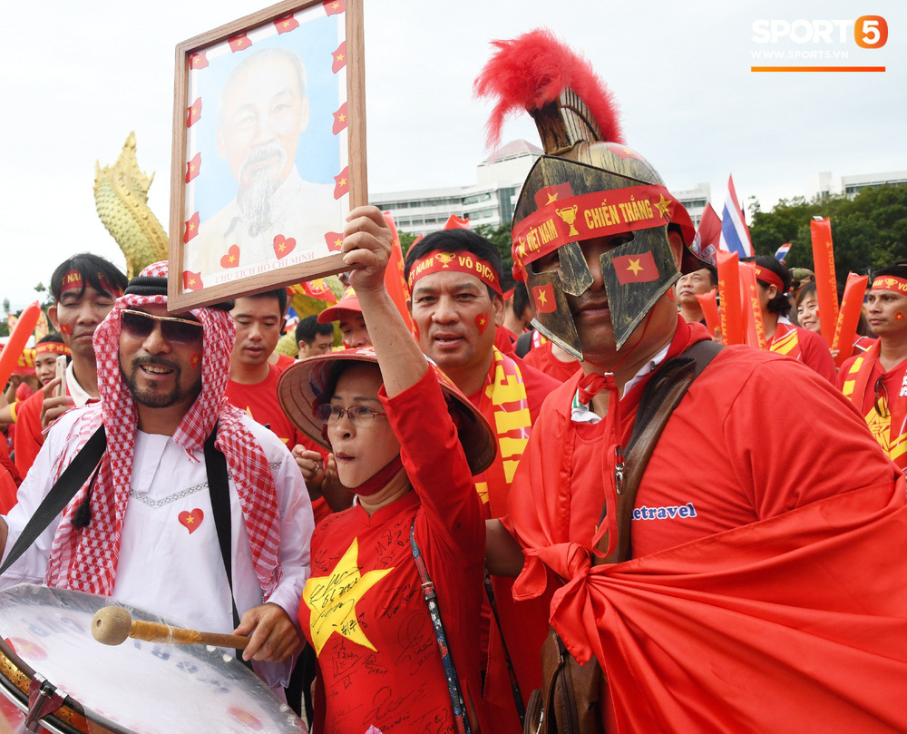 Hiệp một kết thúc với tỷ số hòa không bàn thắng, CĐV Việt Nam thở phào trước hàng loạt pha hãm thành của Thái Lan-49