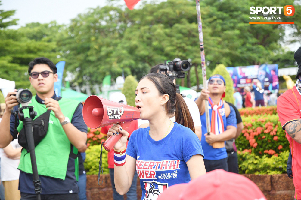 Hiệp một kết thúc với tỷ số hòa không bàn thắng, CĐV Việt Nam thở phào trước hàng loạt pha hãm thành của Thái Lan-55