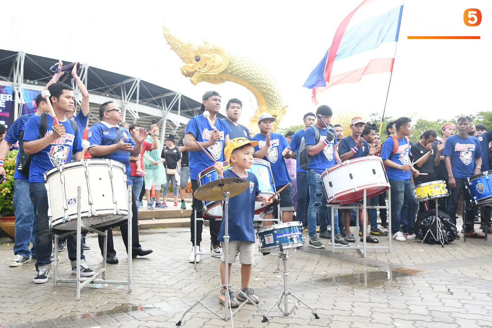 Hiệp một kết thúc với tỷ số hòa không bàn thắng, CĐV Việt Nam thở phào trước hàng loạt pha hãm thành của Thái Lan-51