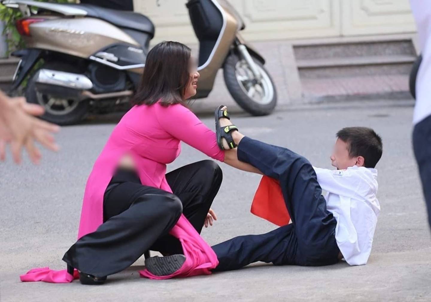 Nóng: Sự thật về bức ảnh Buông đôi tay em ra của cậu bé sáng ngày khai giảng khiến dân mạng cười đau ruột-3