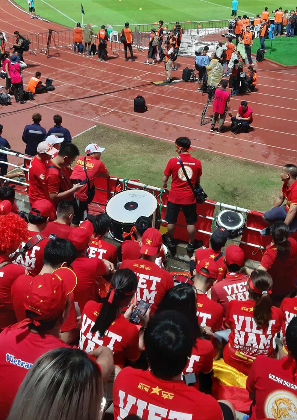 Hiệp một kết thúc với tỷ số hòa không bàn thắng, CĐV Việt Nam thở phào trước hàng loạt pha hãm thành của Thái Lan-33