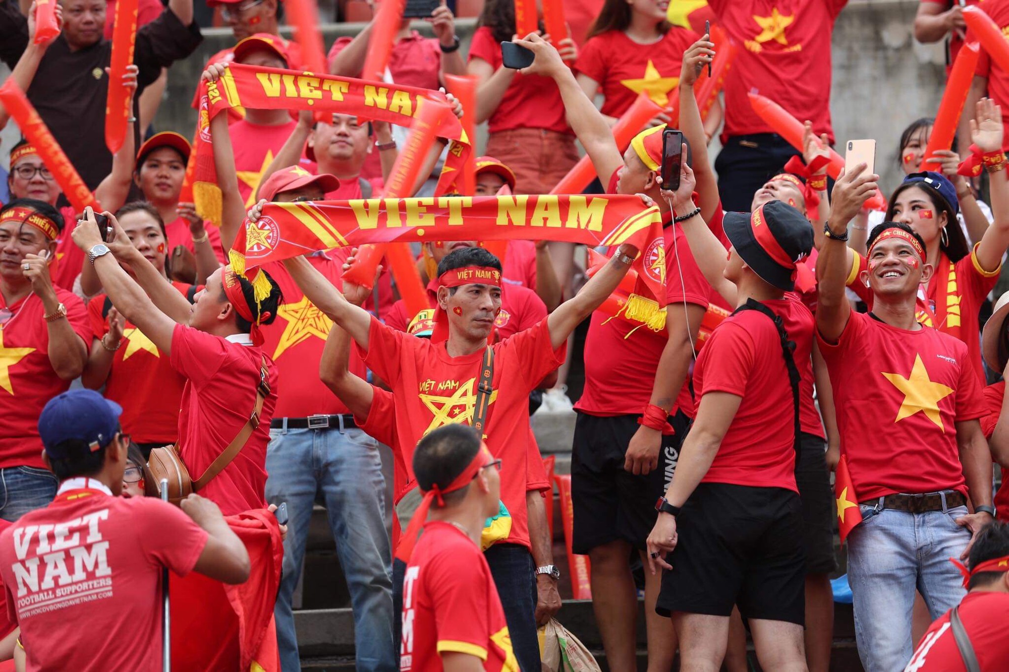 Hiệp một kết thúc với tỷ số hòa không bàn thắng, CĐV Việt Nam thở phào trước hàng loạt pha hãm thành của Thái Lan-38