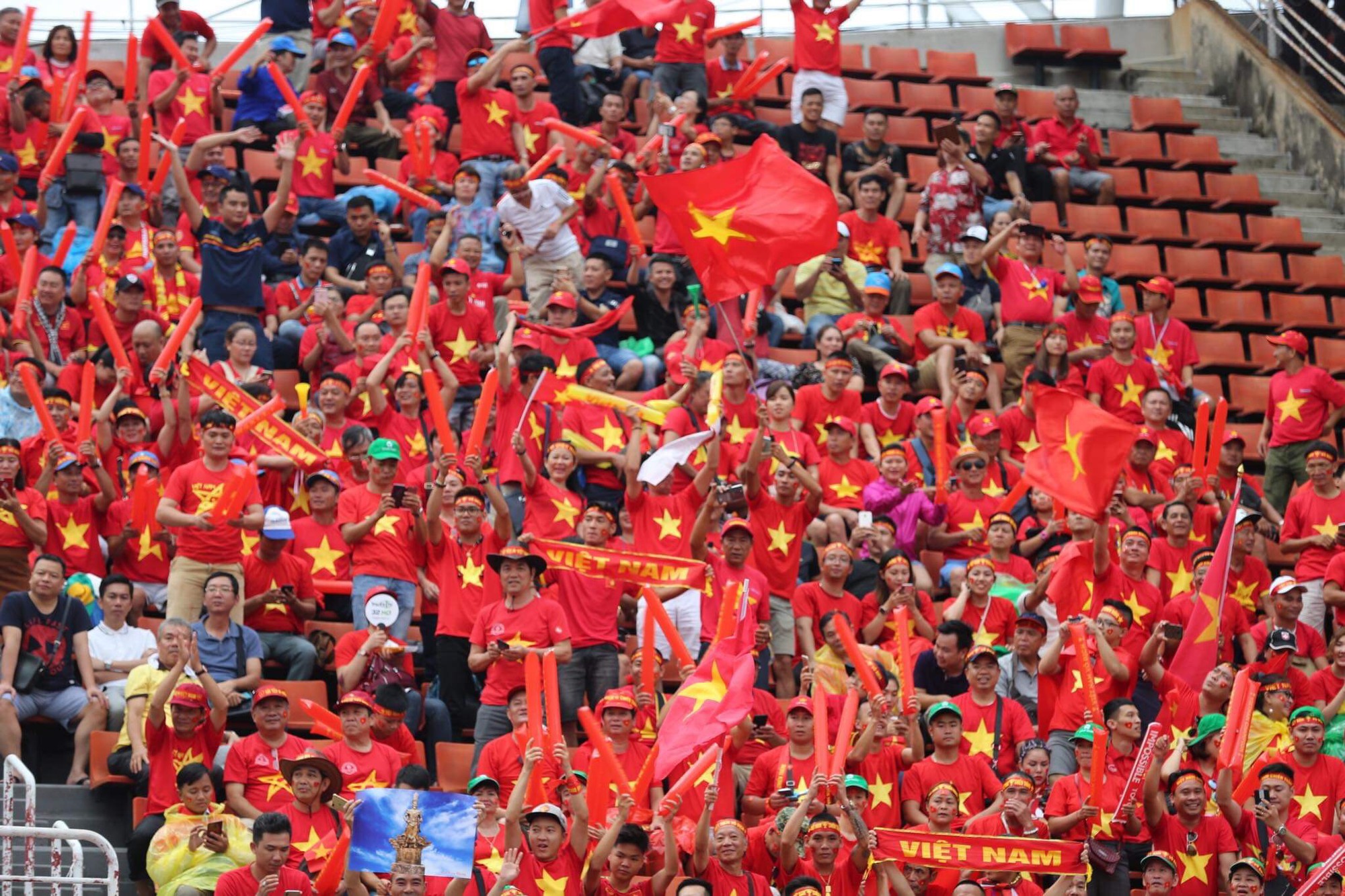 Hiệp một kết thúc với tỷ số hòa không bàn thắng, CĐV Việt Nam thở phào trước hàng loạt pha hãm thành của Thái Lan-37