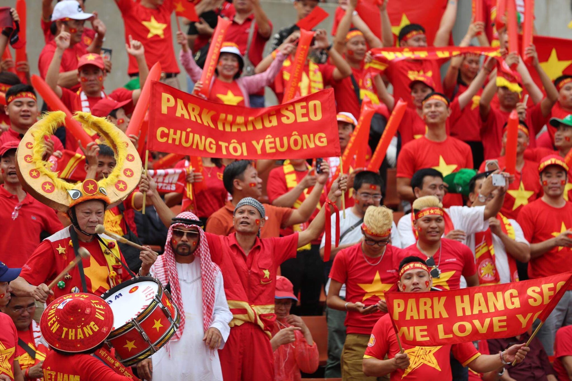 Hiệp một kết thúc với tỷ số hòa không bàn thắng, CĐV Việt Nam thở phào trước hàng loạt pha hãm thành của Thái Lan-35