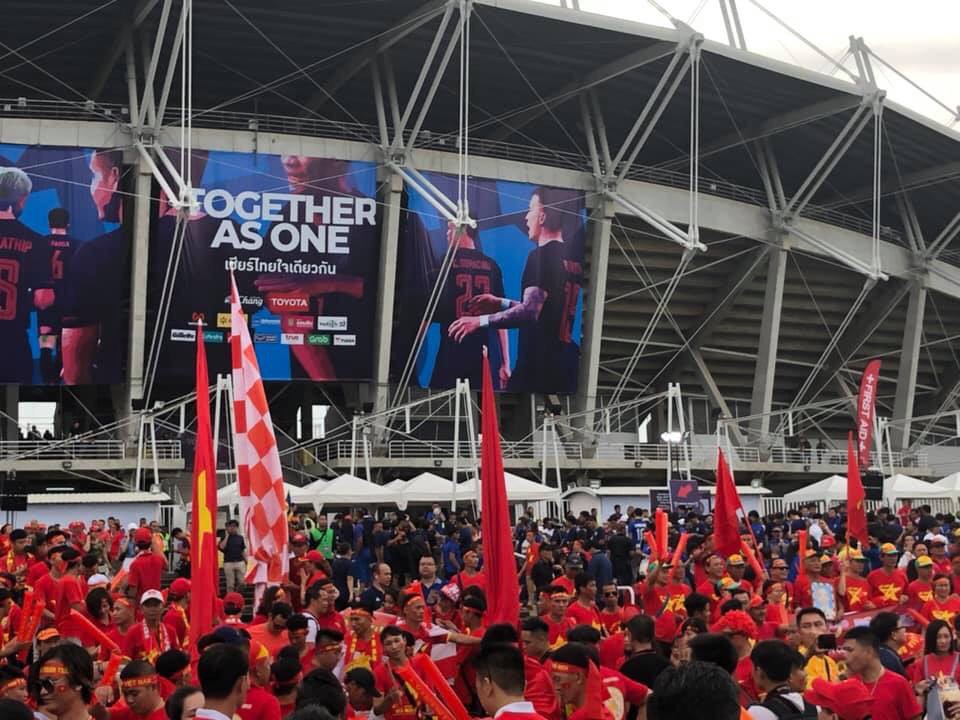 Hiệp một kết thúc với tỷ số hòa không bàn thắng, CĐV Việt Nam thở phào trước hàng loạt pha hãm thành của Thái Lan-40