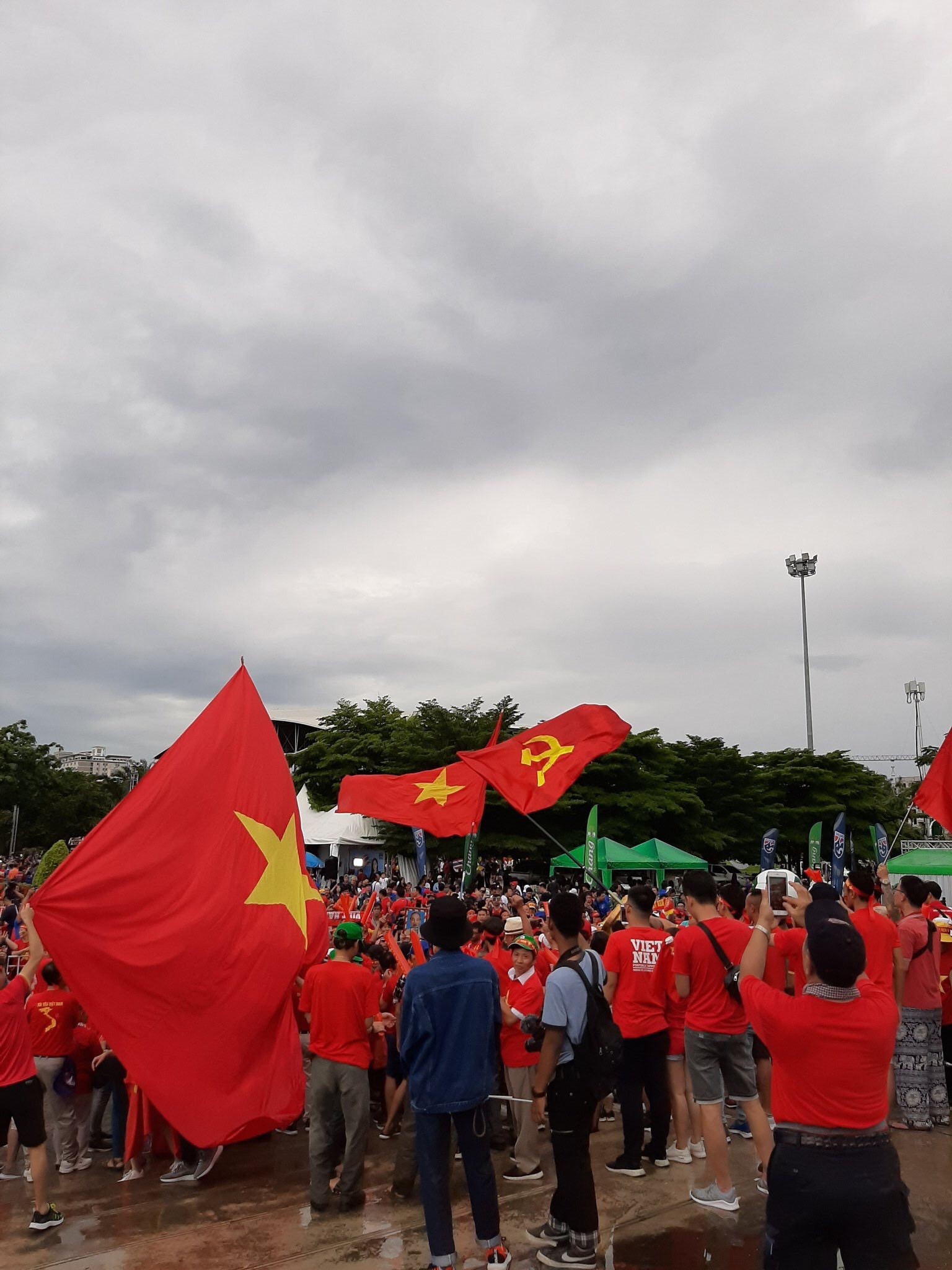 Hiệp một kết thúc với tỷ số hòa không bàn thắng, CĐV Việt Nam thở phào trước hàng loạt pha hãm thành của Thái Lan-39