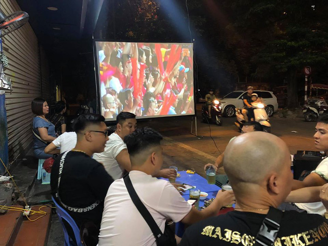 Hiệp một kết thúc với tỷ số hòa không bàn thắng, CĐV Việt Nam thở phào trước hàng loạt pha hãm thành của Thái Lan-13