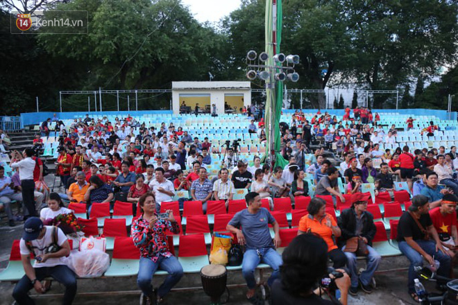 Hiệp một kết thúc với tỷ số hòa không bàn thắng, CĐV Việt Nam thở phào trước hàng loạt pha hãm thành của Thái Lan-19