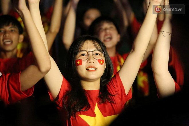 Hiệp một kết thúc với tỷ số hòa không bàn thắng, CĐV Việt Nam thở phào trước hàng loạt pha hãm thành của Thái Lan-12