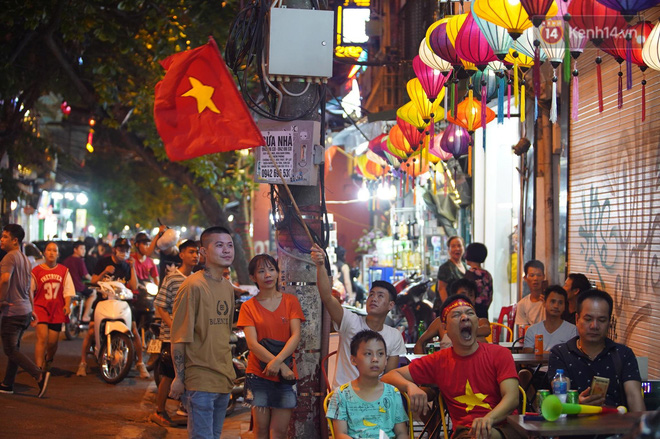 Hiệp một kết thúc với tỷ số hòa không bàn thắng, CĐV Việt Nam thở phào trước hàng loạt pha hãm thành của Thái Lan-2