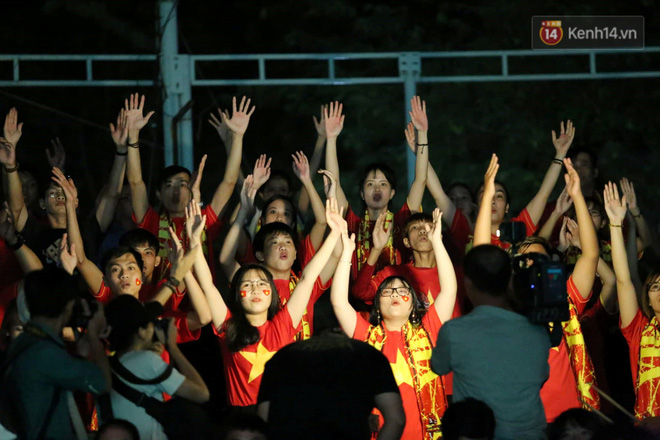 Hiệp một kết thúc với tỷ số hòa không bàn thắng, CĐV Việt Nam thở phào trước hàng loạt pha hãm thành của Thái Lan-11