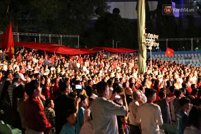 Hiệp một kết thúc với tỷ số hòa không bàn thắng, CĐV Việt Nam thở phào trước hàng loạt pha hãm thành của Thái Lan-10