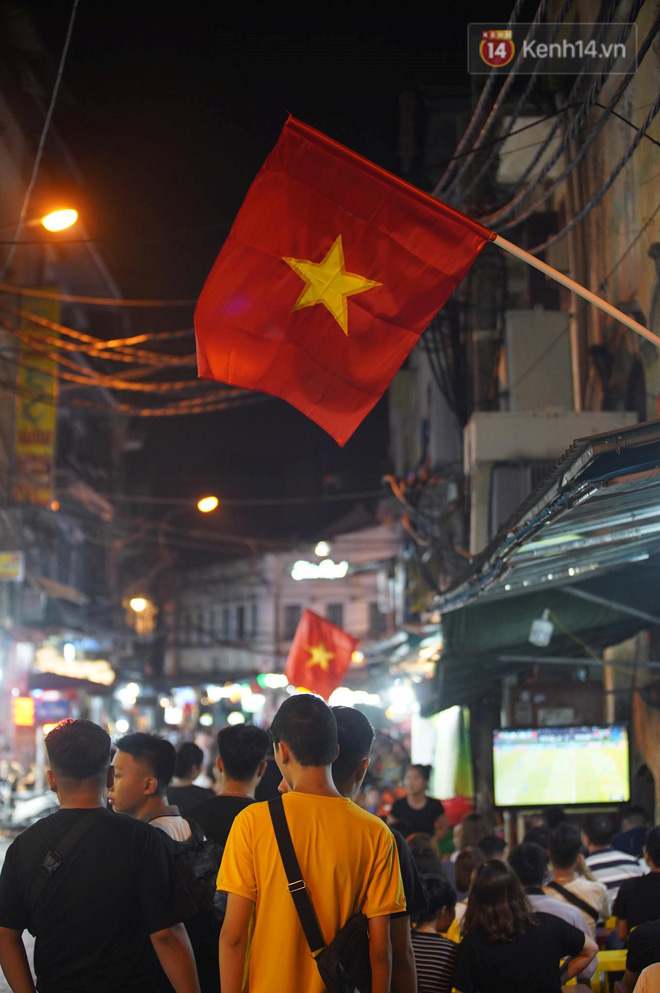 Hiệp một kết thúc với tỷ số hòa không bàn thắng, CĐV Việt Nam thở phào trước hàng loạt pha hãm thành của Thái Lan-16