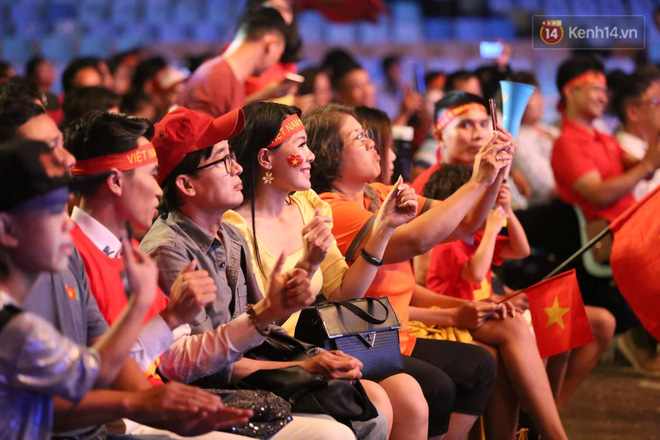 Hiệp một kết thúc với tỷ số hòa không bàn thắng, CĐV Việt Nam thở phào trước hàng loạt pha hãm thành của Thái Lan-24