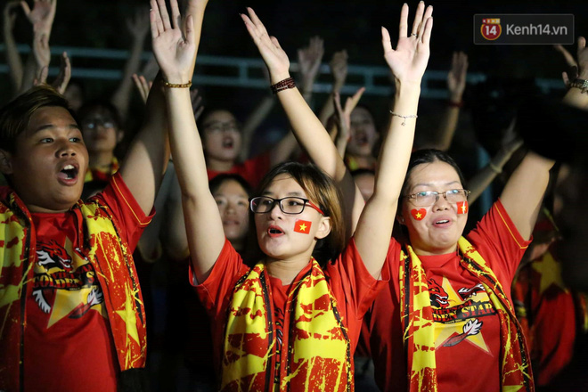 Hiệp một kết thúc với tỷ số hòa không bàn thắng, CĐV Việt Nam thở phào trước hàng loạt pha hãm thành của Thái Lan-9