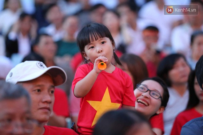 Hiệp một kết thúc với tỷ số hòa không bàn thắng, CĐV Việt Nam thở phào trước hàng loạt pha hãm thành của Thái Lan-21