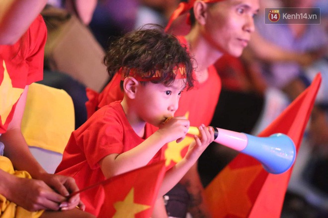 Hiệp một kết thúc với tỷ số hòa không bàn thắng, CĐV Việt Nam thở phào trước hàng loạt pha hãm thành của Thái Lan-23