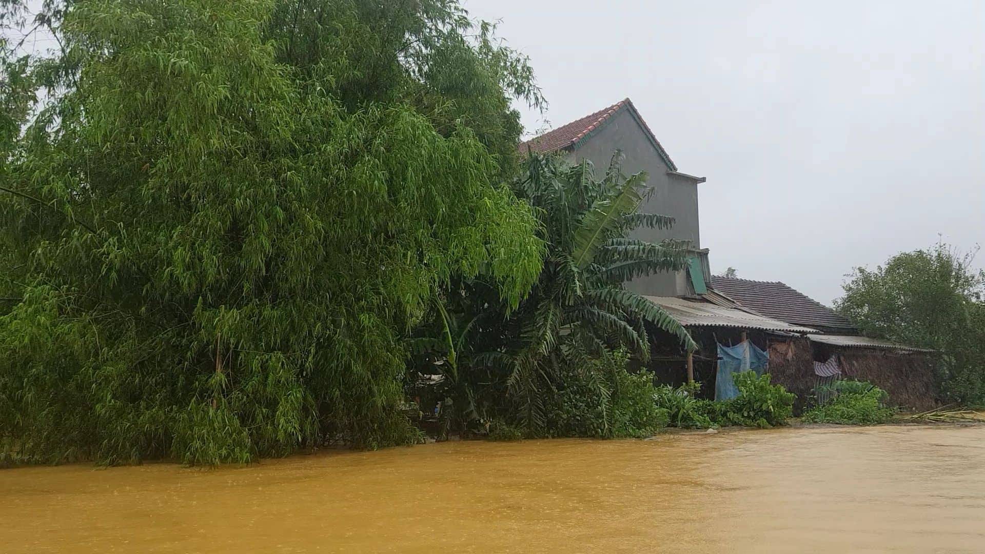 Mưa lũ kinh hoàng tại Hà Tĩnh: Nhà ngập đến tận nóc, người dân khốn khổ sống cô lập trong biển nước-1