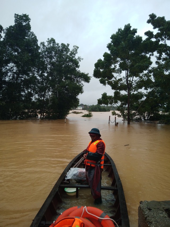 Mưa lũ kinh hoàng tại Hà Tĩnh: Nhà ngập đến tận nóc, người dân khốn khổ sống cô lập trong biển nước-3