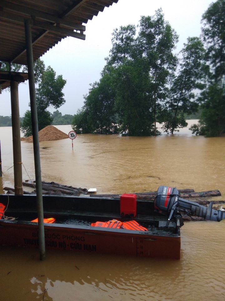 Mưa lũ kinh hoàng tại Hà Tĩnh: Nhà ngập đến tận nóc, người dân khốn khổ sống cô lập trong biển nước-4