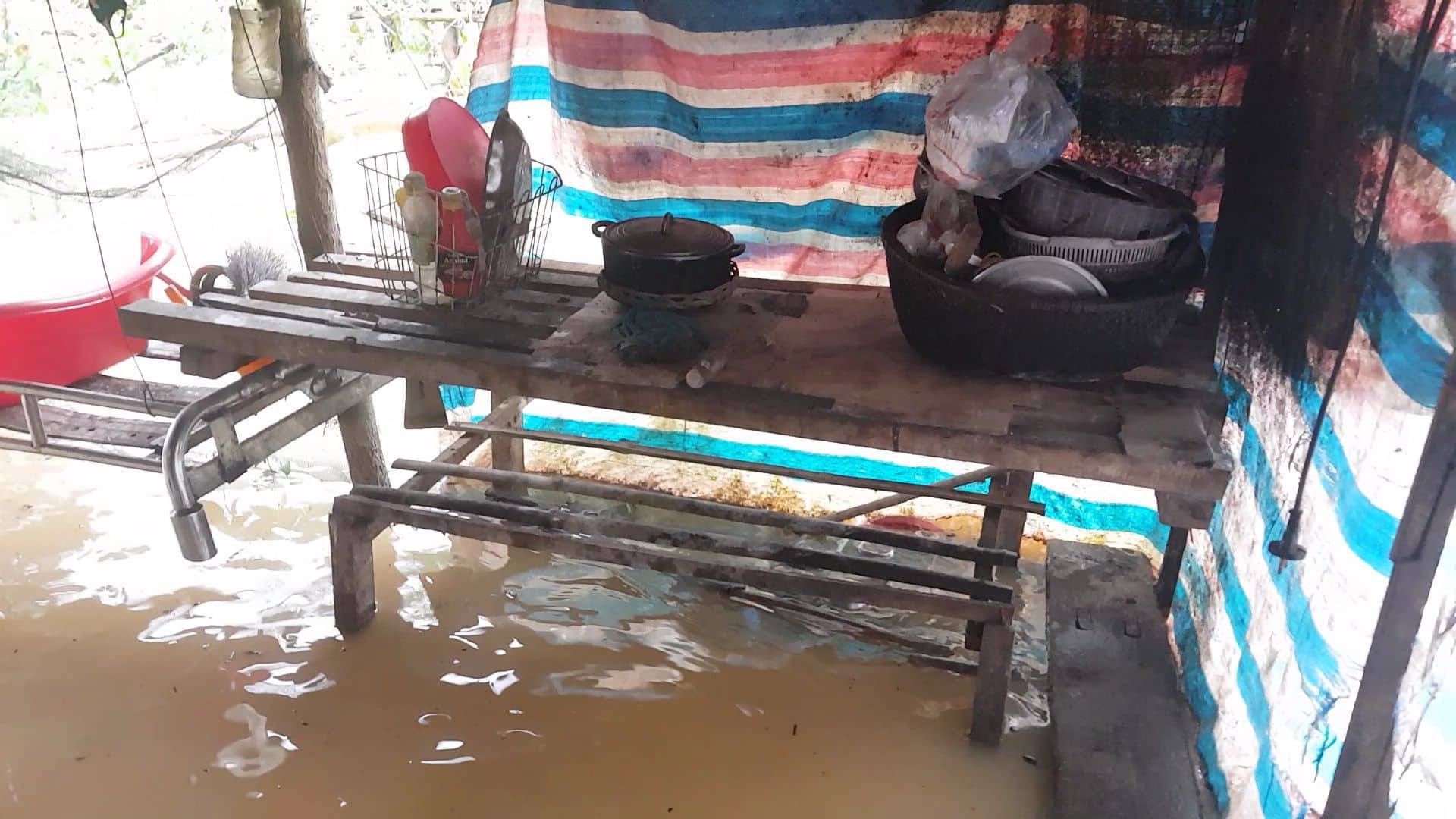 Mưa lũ kinh hoàng tại Hà Tĩnh: Nhà ngập đến tận nóc, người dân khốn khổ sống cô lập trong biển nước-8