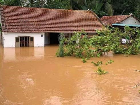 Mưa lũ kinh hoàng tại Hà Tĩnh: Nhà ngập đến tận nóc, người dân khốn khổ sống cô lập trong biển nước