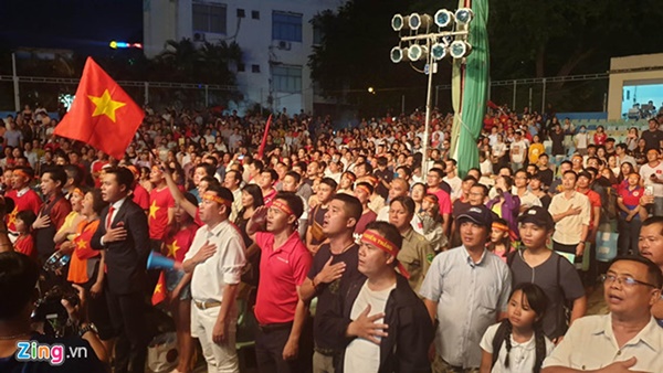 Người hâm mộ Việt Nam thở phào sau khi hòa Thái 0 - 0-34