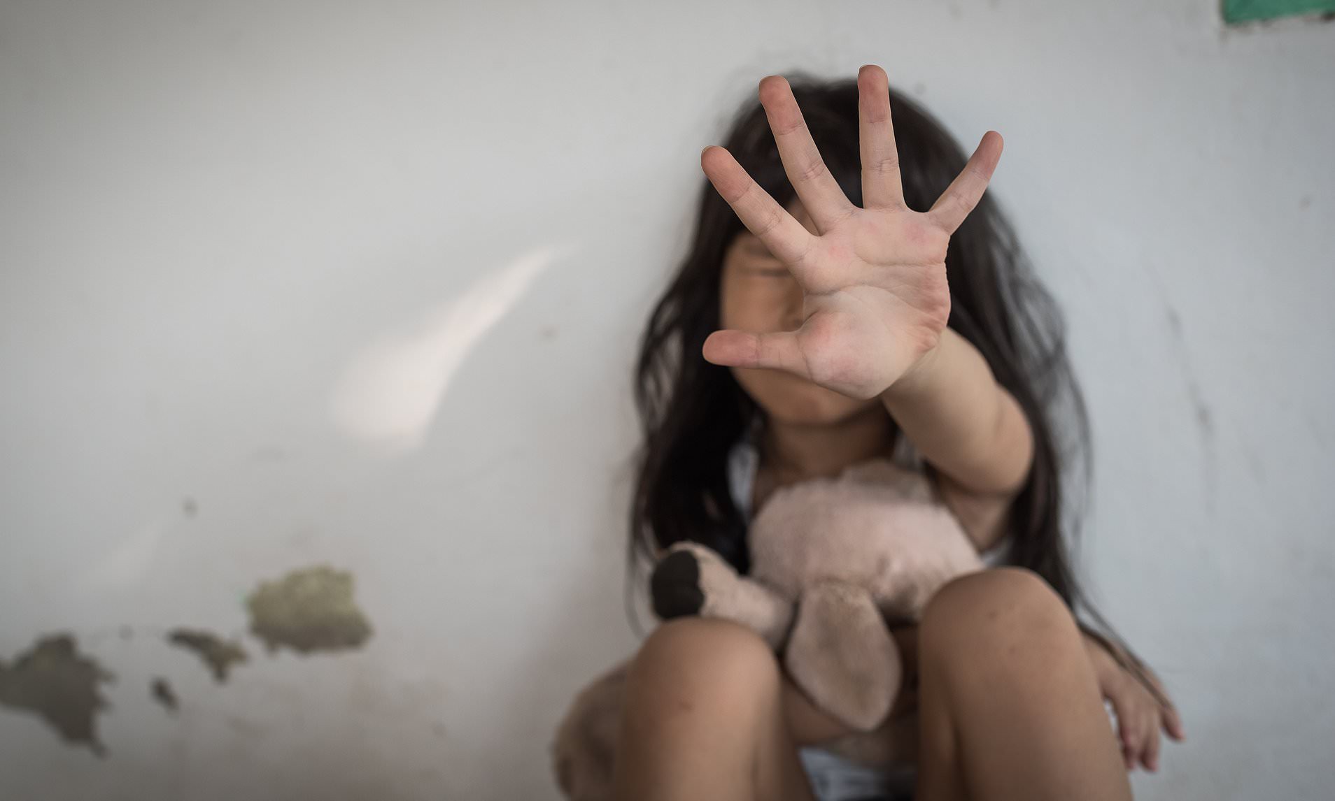 Bé gái 8 tuổi bị nam sinh 11 tuổi cưỡng bức trong nhà vệ sinh, bức xúc nhất là thái độ của cảnh sát và giáo viên trước vụ việc-1