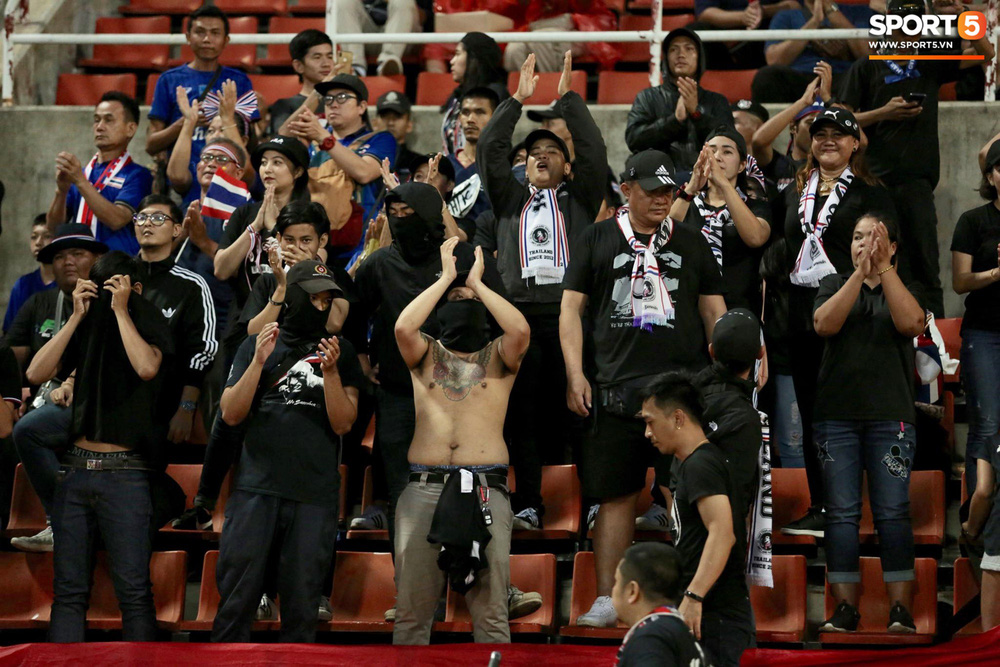 Fan Thái Lan có hành động xấu, giơ ngón tay thối trên khán đài khi nghe đọc tên HLV Park Hang-seo-3