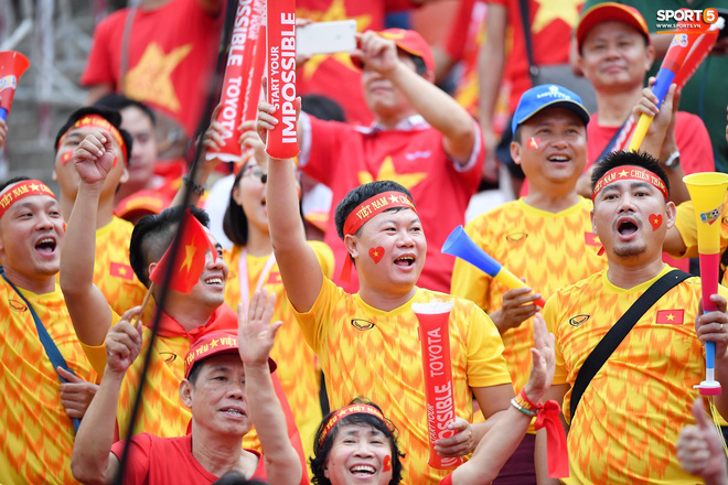 Fan Thái Lan có hành động xấu, giơ ngón tay thối trên khán đài khi nghe đọc tên HLV Park Hang-seo-12