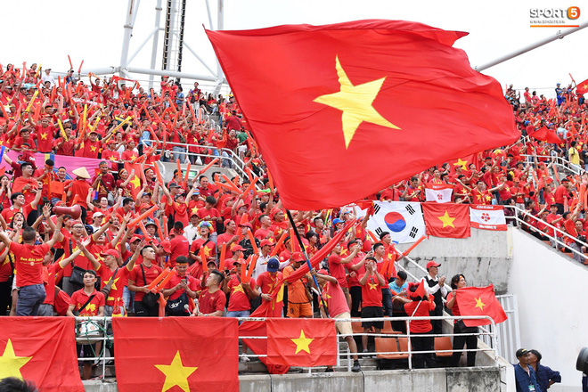 Fan Thái Lan có hành động xấu, giơ ngón tay thối trên khán đài khi nghe đọc tên HLV Park Hang-seo-11