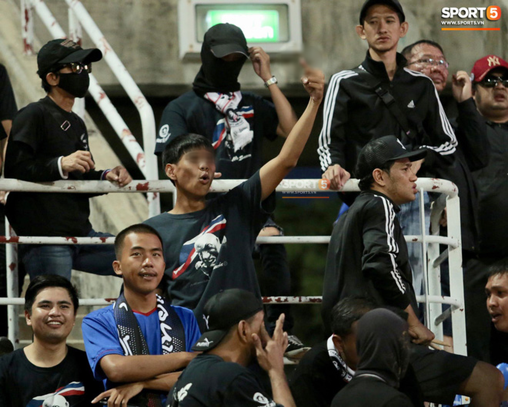 Fan Thái Lan có hành động xấu, giơ ngón tay thối trên khán đài khi nghe đọc tên HLV Park Hang-seo-5