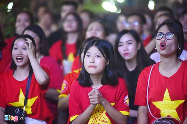 Người hâm mộ Việt Nam thở phào sau khi hòa Thái 0 - 0-14